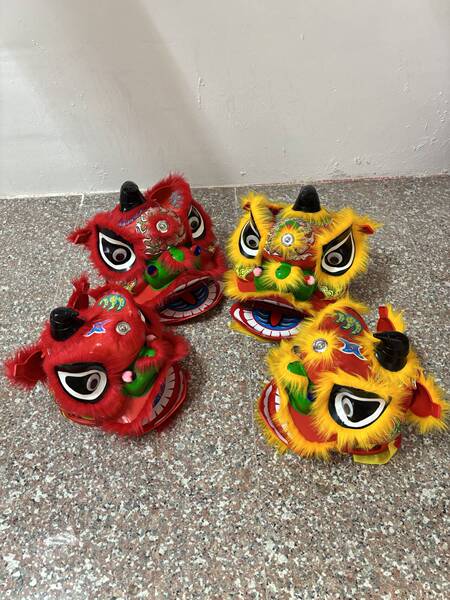 New Children's Plastic Lion Dance Head Toy, Lion Head Toy for Kindergarten Performance Props Set, Durable and Resistant to Falling