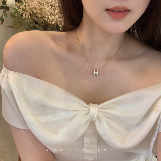 White Moonlight Luxury Temperament High-end H letter necklace Niche design clavicle chain does not fade necklace