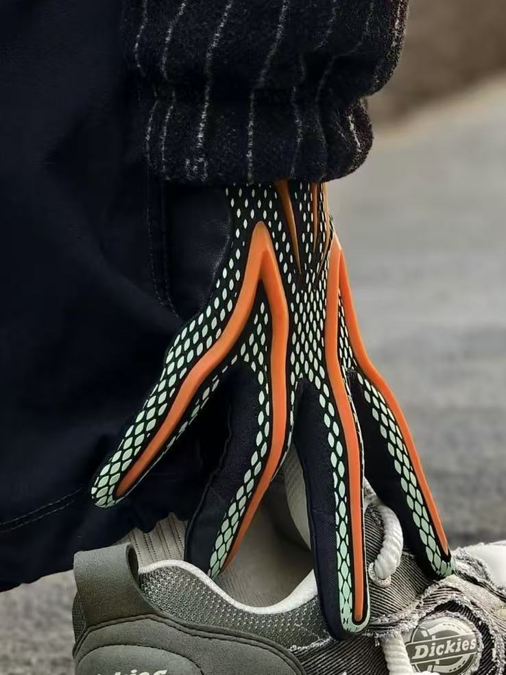 Produced by Tiger Brother! Super handsome! Co branded gloves!! Wishing you guys to become more handsome and trendy!