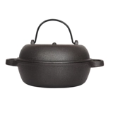 Запеченное сладкое картофельное кастрюль чугун сгущенной кукурузой, картофель для барбекю в доме гриль на гриле на машине