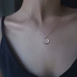 Дизайнерское ожерелье, цепочка до ключиц, аксессуар, тренд сезона, легкий роскошный стиль, коллекция 2023