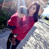 Осенний бордовый пуховик, трикотажный свитер, семейный стиль