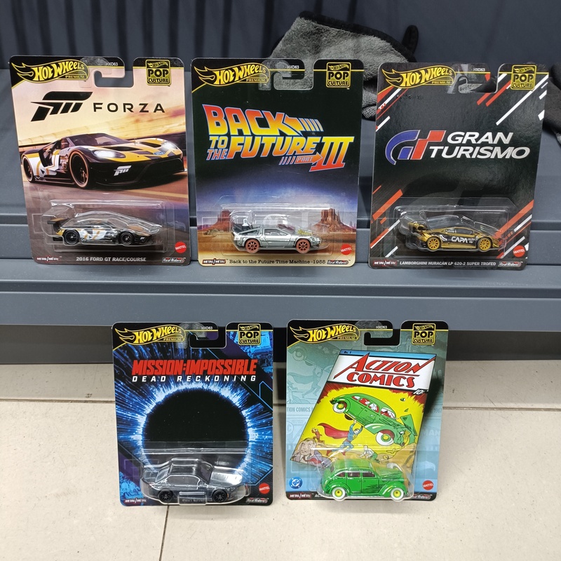 Hot Wheels Car Pop Culture Alloy Collectible Model Car with Metal Base and Rubber Tires Bmw Lamborghini Hxd63