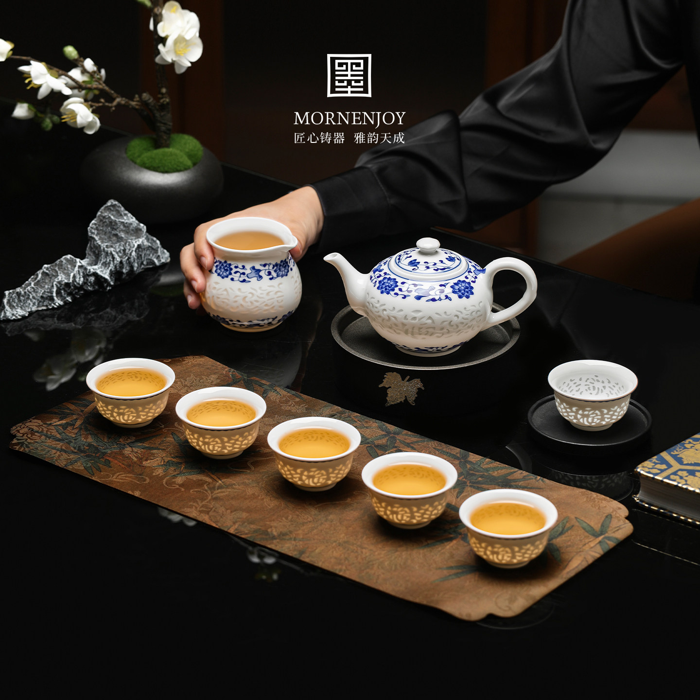 Exquisite porcelain Jingdezhen tea set high-end blue and white exquisite covered bowl blue and white porcelain tea set ceramic gift box for the elders