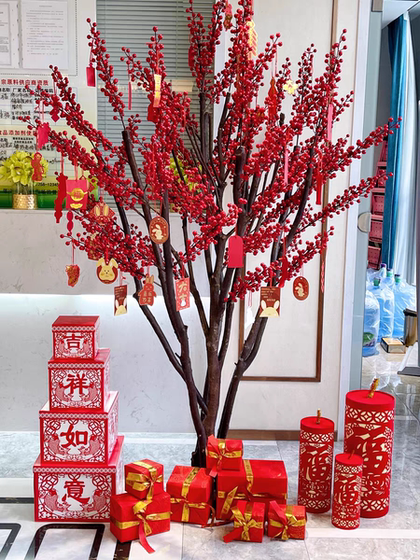 Solid Wood Artificial Red Fruit Tree, Artificial North American Holly Tree, Red Fortune Tree, New Year's Flower, New Year Decoration Artificial Tree