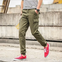 Военные зеленые эластичные ноги