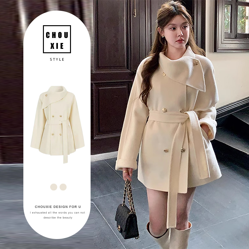 春のハイエンドのユニークで美しい今年の人気のケープウールコートシャネルスタイルのウールの厚手のコートの女性用