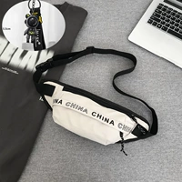 Белый ремешок играет медведь с четырьмя случайными значками