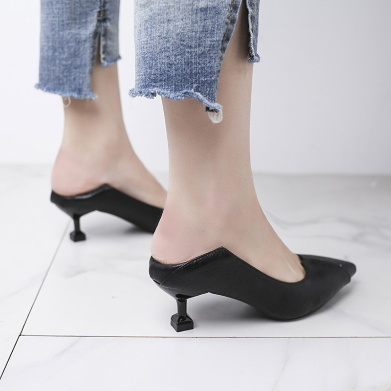 туфли женские на низком каблуке. туфли на плоской подошве женские. модные женские туфли на низком каблуке. красивая обувь на низком каблуке. туфли мэри джейн с острым носом.