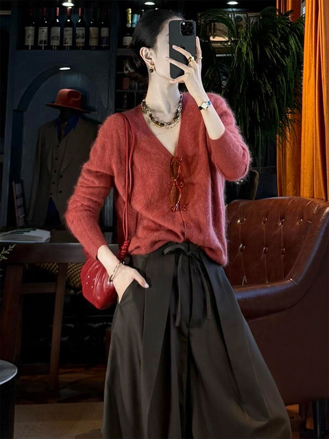 A Very Stylish Spring Outfit Set in Korean Chic Style with a High-End Feel, Featuring a Relaxed and Laid-Back Dopamine Red Knit Set