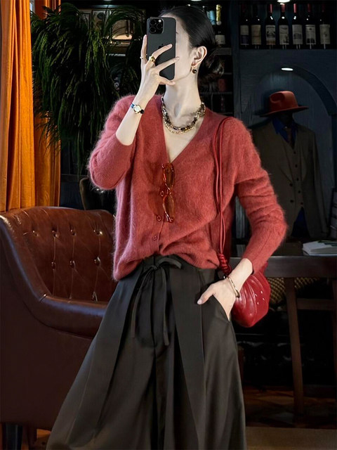 A Very Stylish Spring Outfit Set in Korean Chic Style with a High-End Feel, Featuring a Relaxed and Laid-Back Dopamine Red Knit Set