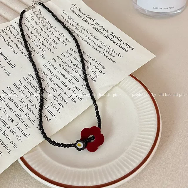 Chinese restaurant Jiang Yan's same style red velvet flower beaded necklace women's niche exquisite high-looking versatile clavicle chain