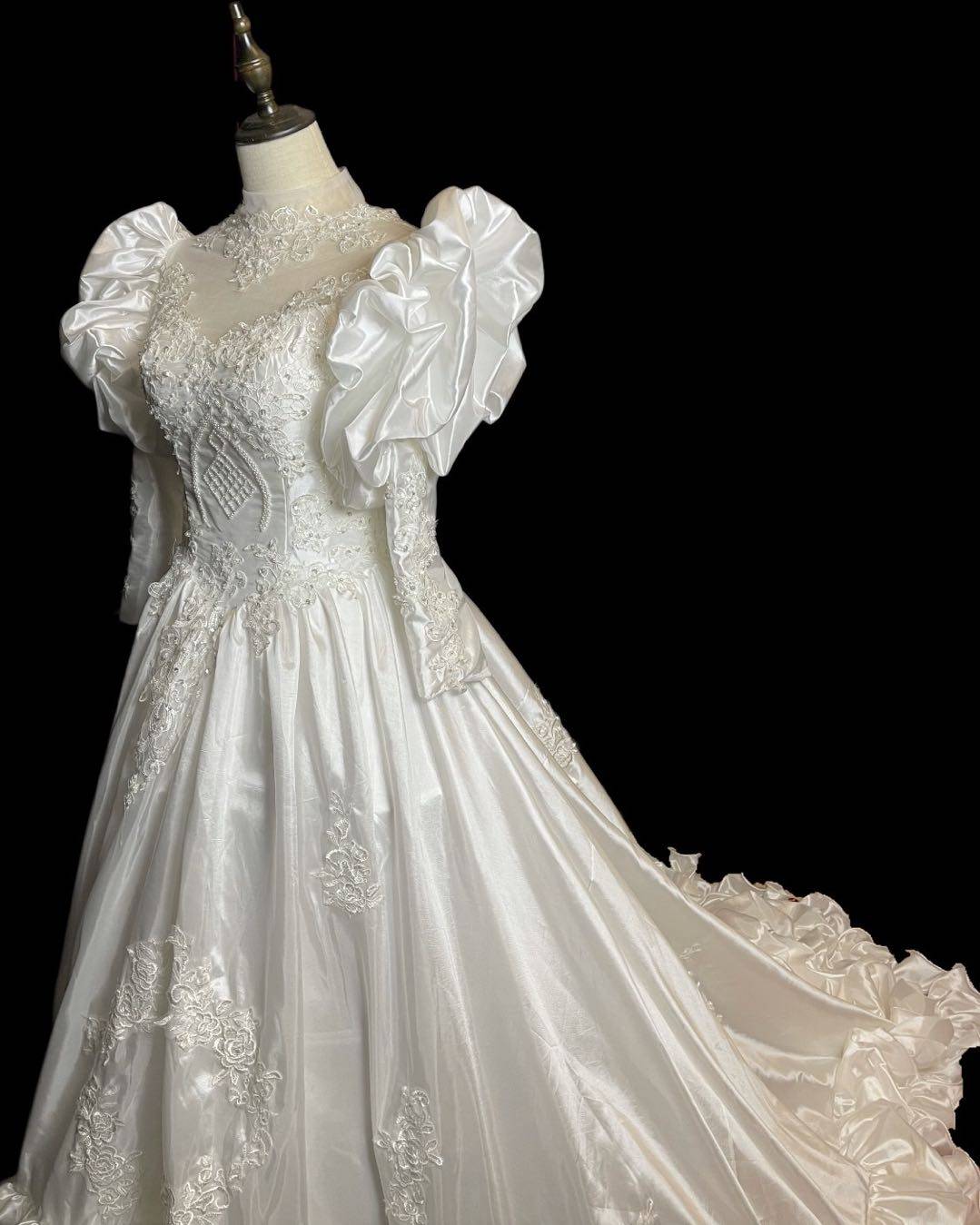 Vintage antique wedding dress court luxury high collar white long-sleeved winter photography trailing ceremony yarn