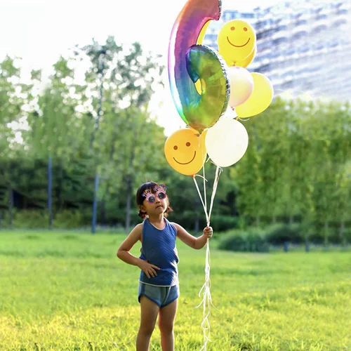 Желтый смайлик улыбка выражение воздушный шар на открытом воздухе день рождения композиция реквизит для фото украшение фон выпускная церемония