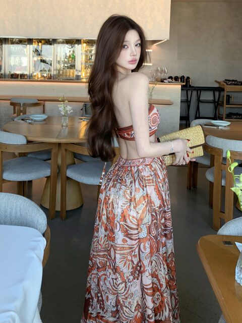 Gentle Retro-Style Printed Spaghetti Strap Dress with French Elegance, Slimming Effect, Strapless and Backless Design, Perfect for Island Vacations