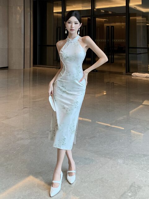 New Chinese-Style Retro Improved Cheongsam Dress with a Stylish Halter Neck, Elegant Socialite Waist-Cinching, Slim-Fitting Bodycon Dress for Women in Summer