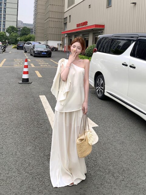 Beautiful Goddess-Like Textured Design Off-Shoulder Sleeveless Top with a High-End Feel, Loose and Slimming Wide-Leg Pants Early Autumn Set for Women