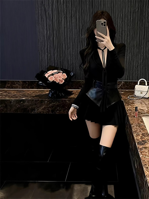 Black Pu Leather Patchwork Top and High-Waisted Slimming Pleated Short Skirt Two-Piece Set for Women, New Autumn and Winter Style, Elegant and Mature Outfit