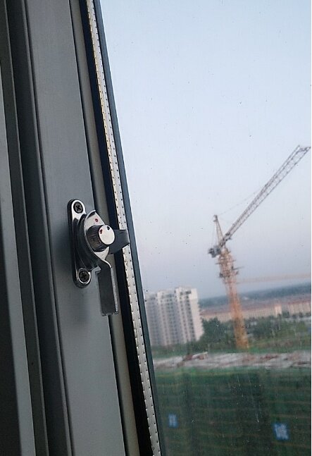 Plastic steel window lock translation aluminum alloy doors and windows crescent lock sliding door window sliding door sliding accessories window buckle window lock