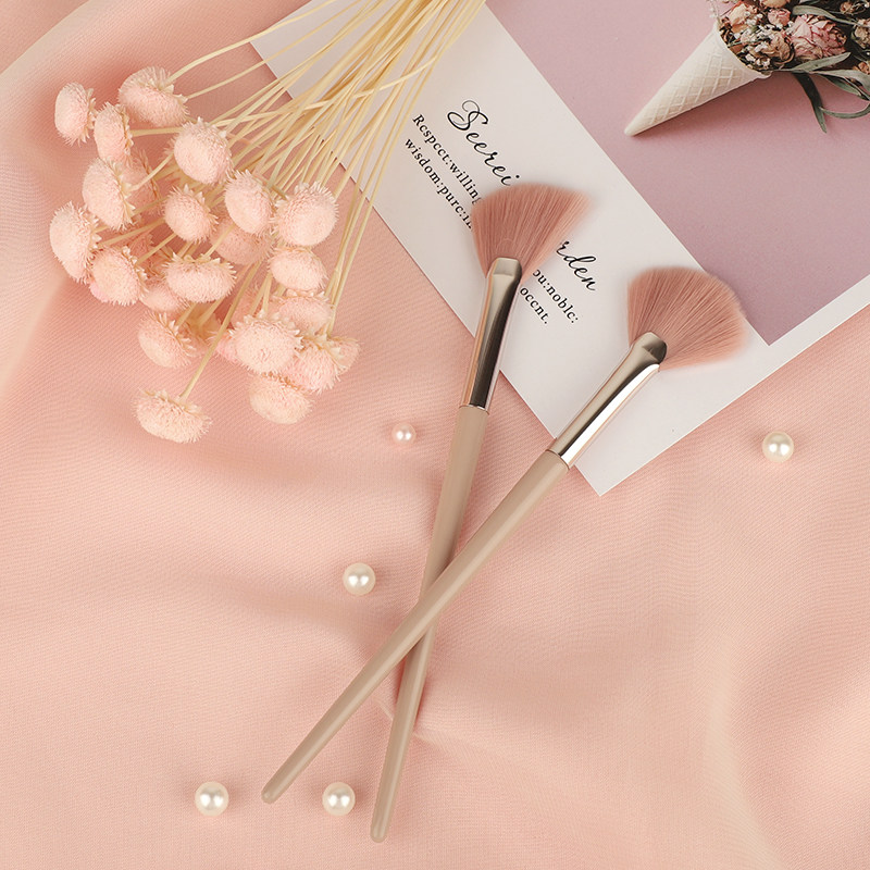 Landis daifei fan-shaped highlight brush is now brightening brush more than powder brush Cangzhou makeup brush an eye shadow brush