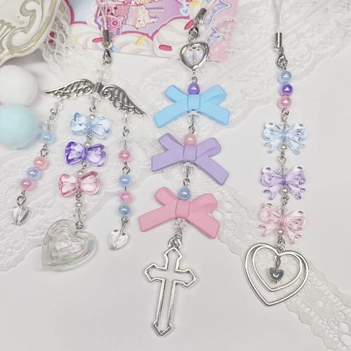 Якорная девушка в значительной степени полагается на хаотианский соус вокруг впечатления цепных шахт и мешков, мешков, цепочки мобильных телефонов с подвеской.