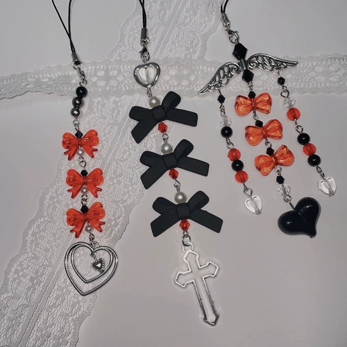 Якорная девушка в значительной степени полагается на хаотианский соус вокруг впечатления цепных шахт и мешков, мешков, цепочки мобильных телефонов с подвеской.