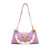 Сиреневый замок, цепь из жемчуга, крокодиловый принт