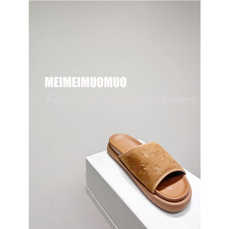 【Meimeimuomuo】Super Comfortable!! Old Money Style 2026 New Embossed Pattern Men's Slip-On Sandals 【Meimeimuomuo】Super Comfortable!! Old Money Style 2026 New Embossed Pattern Men's Slip-On Sandals