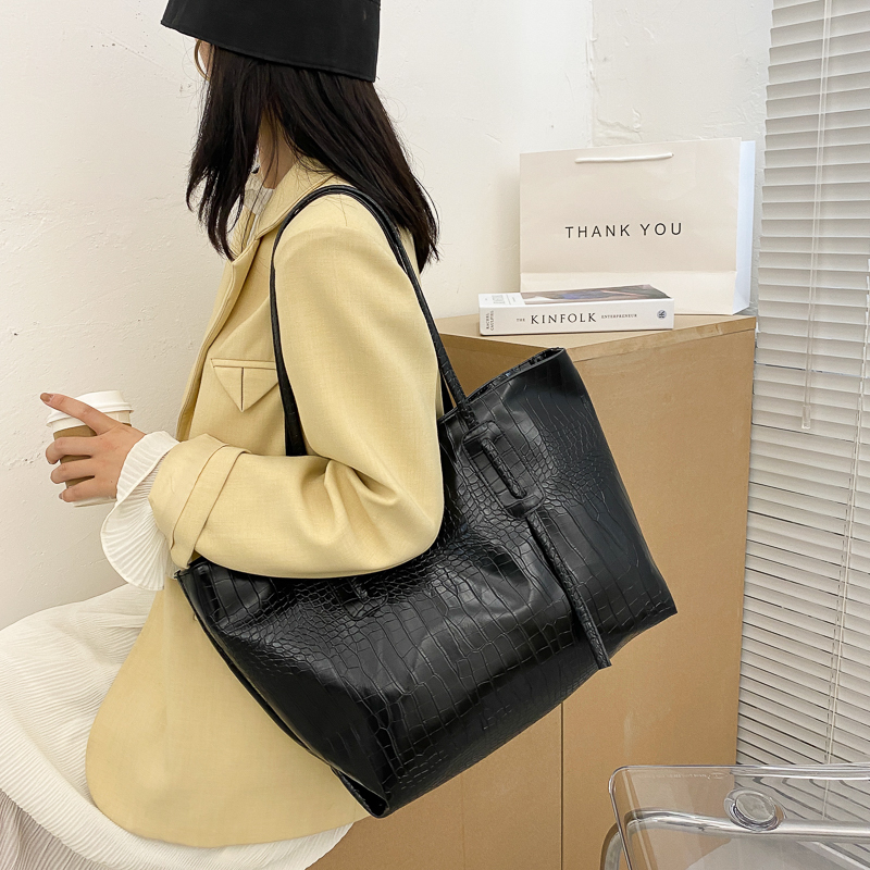 Retro Crocodile Pattern Large Bag for Women 2026 New Korean Style Fashionable Shoulder Tote Bag Versatile Large Capacity Handbag