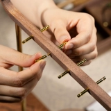 张小凤 Fengyin подвесной держатель для кистей для письма из массива дерева, креативный новый кабинет китайской каллиграфии, четыре сокровища, держатель для ручки из орехового дерева, подвесная стойка в стиле ретро, ​​высококачественный свет, роскошный древний стиль, канцелярские принадлежности для начинающих, украшения для хранения из дерева черного ореха