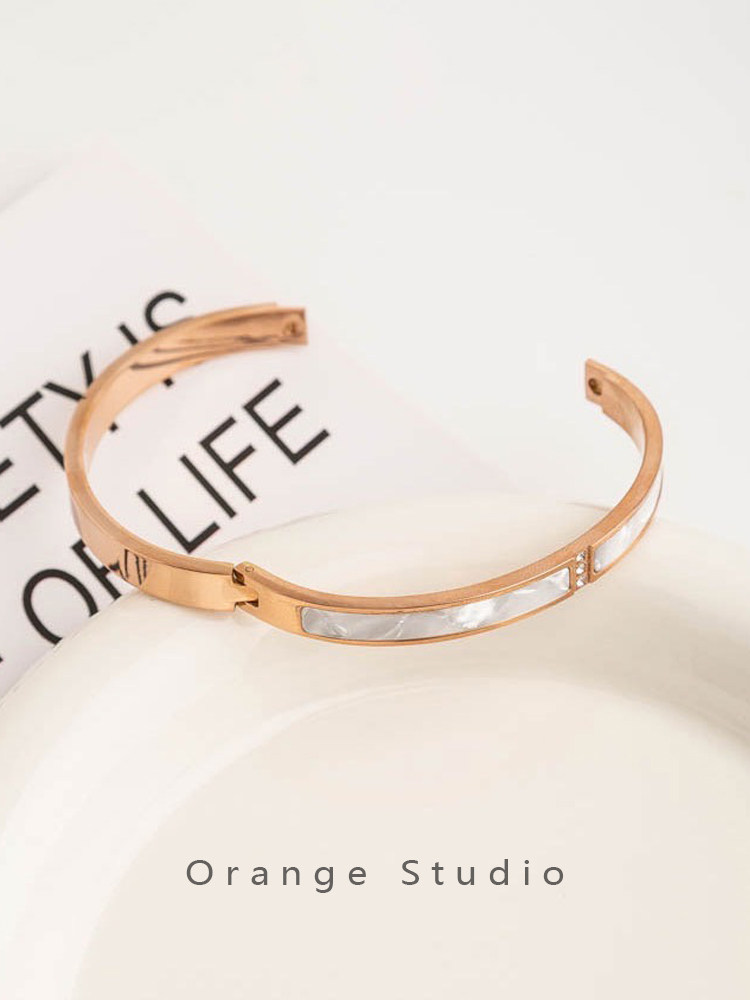 WHITE MOTHER-OF-PEARL BRACELET TITANIUM STEEL DOES NOT FADE 2024 NEW POPULAR LIGHT LUXURY HIGH-END BRACELET HAND ORNAMENT TO GIVE GIRLFRIENDS GIFTS
