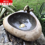 Каменный туалет, бассейн -садовый канал на горшках на открытом воздухе на открытом воздухе.