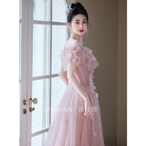 Розовое элитное вечернее платье, изысканный стиль, открытые плечи