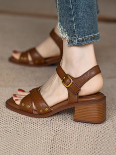 Зуны шинэ загварын дунд өсгийтэй дөрвөлжин хуруутай тэврэлттэй оосортой чимэг зөөлөн арьсан эмэгтэй гутал