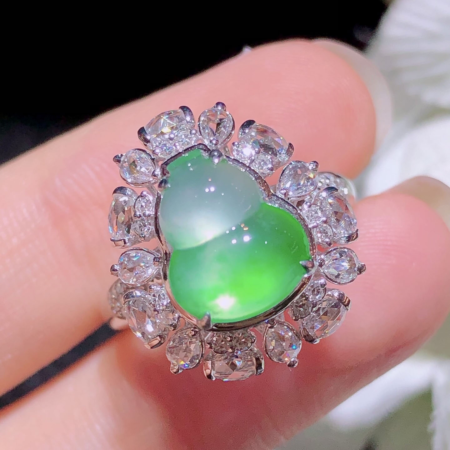 Emperor Cuiqin's ice floating green gourd ring, 18k gold diamond inlaid with natural A grade jadeite, full and translucent.