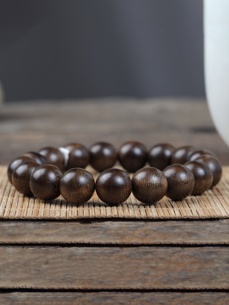 남성 및 여성을 위한 천연 베트남 회안 침향목 팔찌 오래된 소재의 불상 구슬 팔찌 정통 문화 장난감 야생 향기로운 나무 손잡이