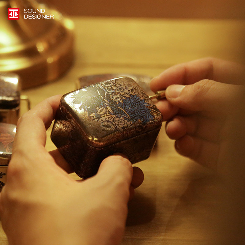 Wu Pandora's hand-cranked music box is like a summer flower series William Morris art painter creative music box