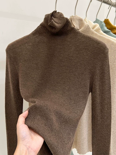 Белый цветной приятный телу приталенный пуховик, трикотажный свитер, лонгслив, высокий воротник, 2023