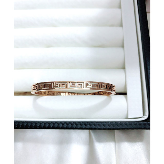 18k rose gold titanium steel bracelet women's hand jewelry net celebrity bracelet young cool wind ins tide card family ring