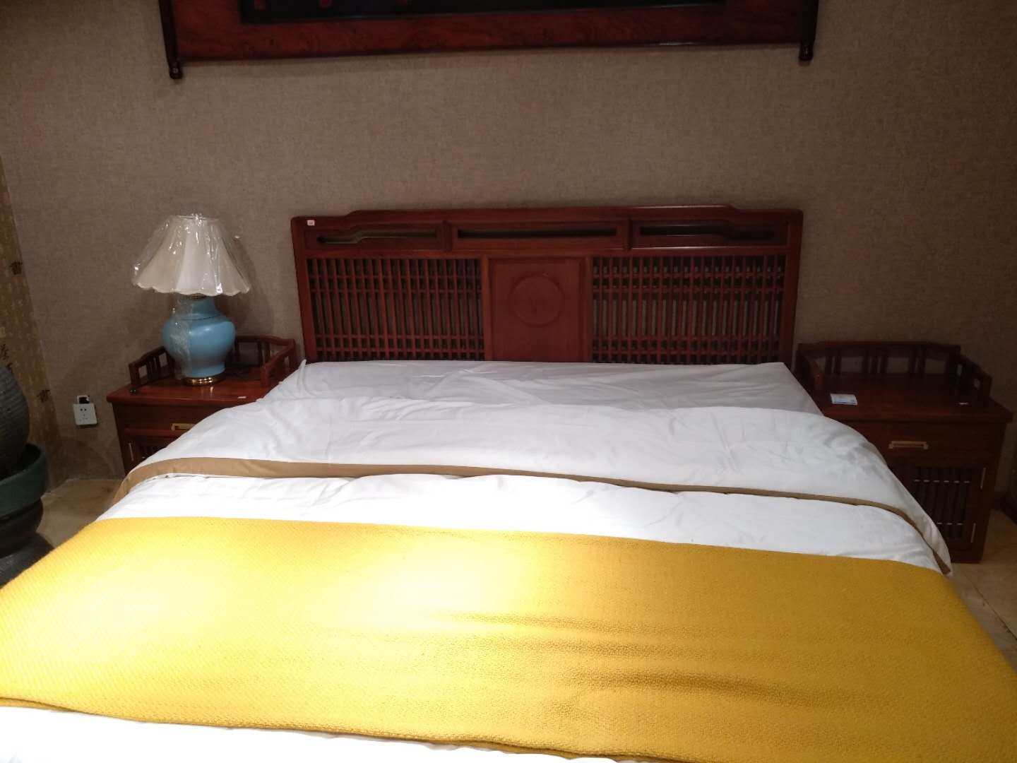 (Nan Ming) year after year of red and ancient charm solid wood large bed Chinese style New Chinese style Home Bedroom G0250)