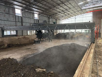 Fully automatic organic fertilizer turning machine hydraulic lifting type compost turning machine aircraft type rake machine sludge fermentation compost turning machine)