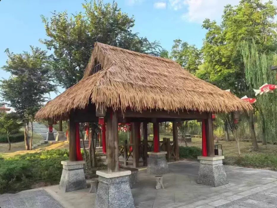 仿生美学的新篇章：仿真茅草屋顶的奇幻之旅