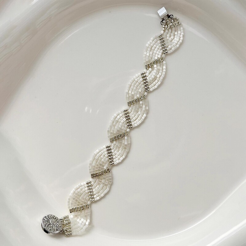 French-Style Multi-Layered Brushed Wave Bracelet, Light Luxury, High-End Feel, Elegant Beaded Design, Cool and Sophisticated, Exquisite Stackable Jewelry French-Style Multi-Layered Brushed Wave Bracelet, Light Luxury, High-End Feel, Elegant Beaded Design, Cool and Sophisticated, Exquisite Stackable Jewelry