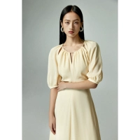 Кремового цвета