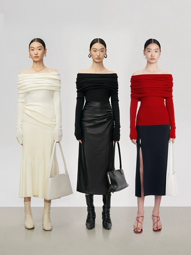 Трикотажный базовый приятный телу свитер, облегающий крой, открытые плечи