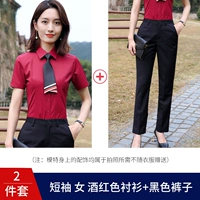 Бордовая рубашка, черные штаны, короткий рукав