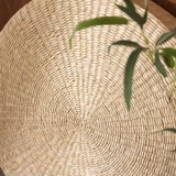 Японская стиль трава с травяной, подушка для пола на полу татами, поклонение подушкам Будды, на коленях подушка чай