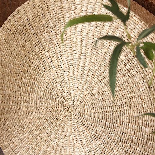 Японская стиль трава с травяной, подушка для пола на полу татами, поклонение подушкам Будды, на коленях подушка чай