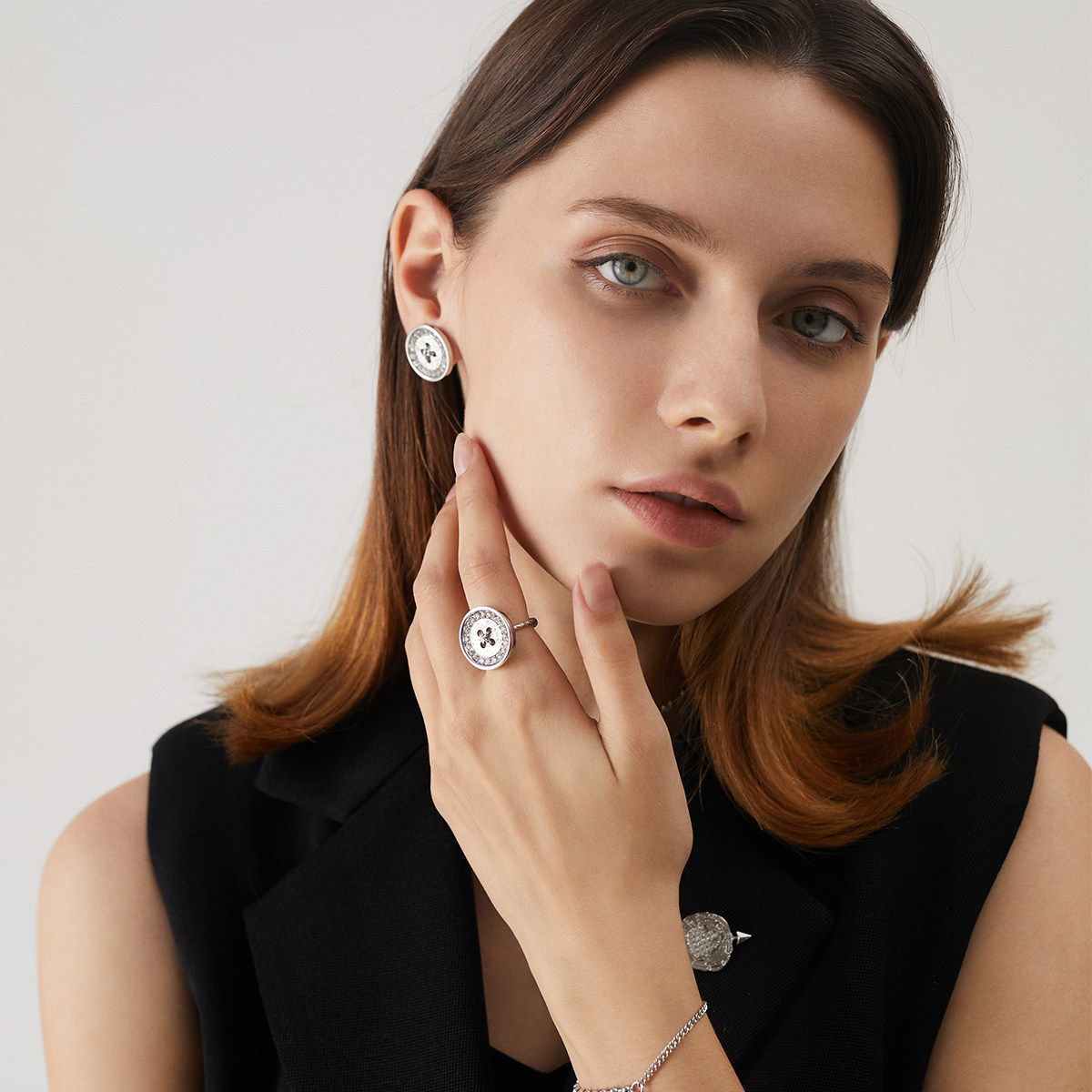 European and American model shootingJewelryPhotoNecklacesEarringsRingsHands JewelryOnline shootingProductsVideo services