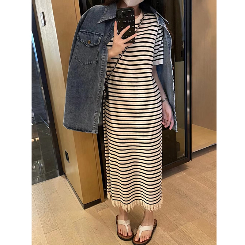 Autumn and Winter Mid-Length Striped Color-Blocked Knitted Long Skirt, Short-Sleeved Skirt for Women, Retro Niche Design Dress Autumn and Winter Mid-Length Striped Color-Blocked Knitted Long Skirt, Short-Sleeved Skirt for Women, Retro Niche Design Dress